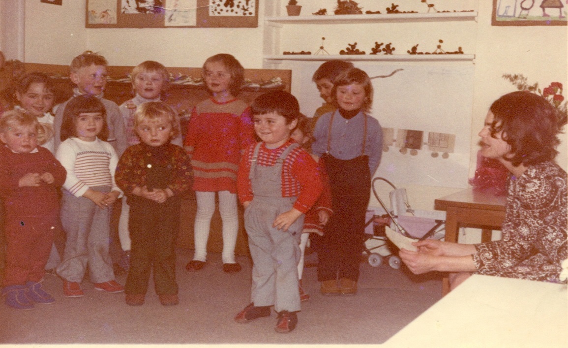 Prvi otroci v vrtcu v Podčetrtku leta 1972 z vzgojiteljico Elizabeto Plohl.
